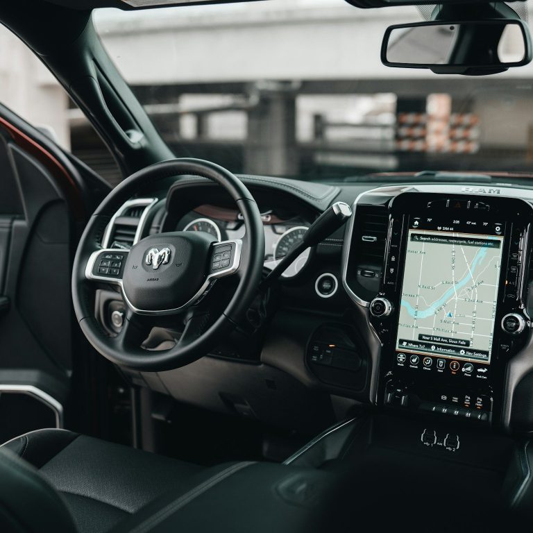 Innenraum eines Autos mit modernes Armaturenbrett und Navigation.