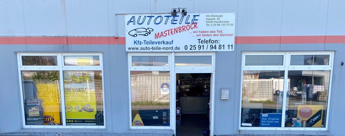 Autowerkstatt mit Schaufenstern und Schild, das Dienstleistungen anbietet.